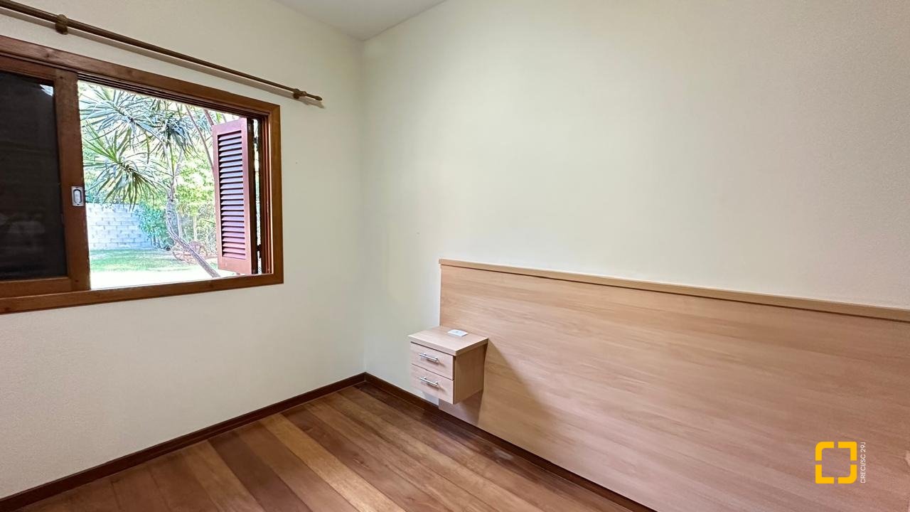 Casa com 340m², 10 quartos (sendo 5 suítes), 2 garagens, no bairro Rio Tavares em Florianópolis