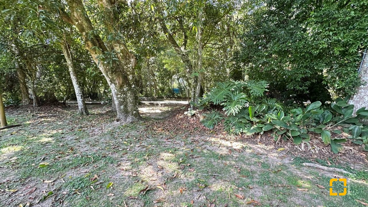 Casa com 340m², 10 quartos (sendo 5 suítes), 2 garagens, no bairro Rio Tavares em Florianópolis