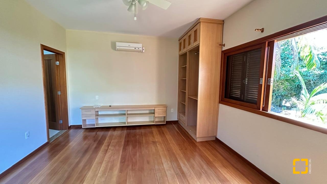 Casa com 340m², 10 quartos (sendo 5 suítes), 2 garagens, no bairro Rio Tavares em Florianópolis