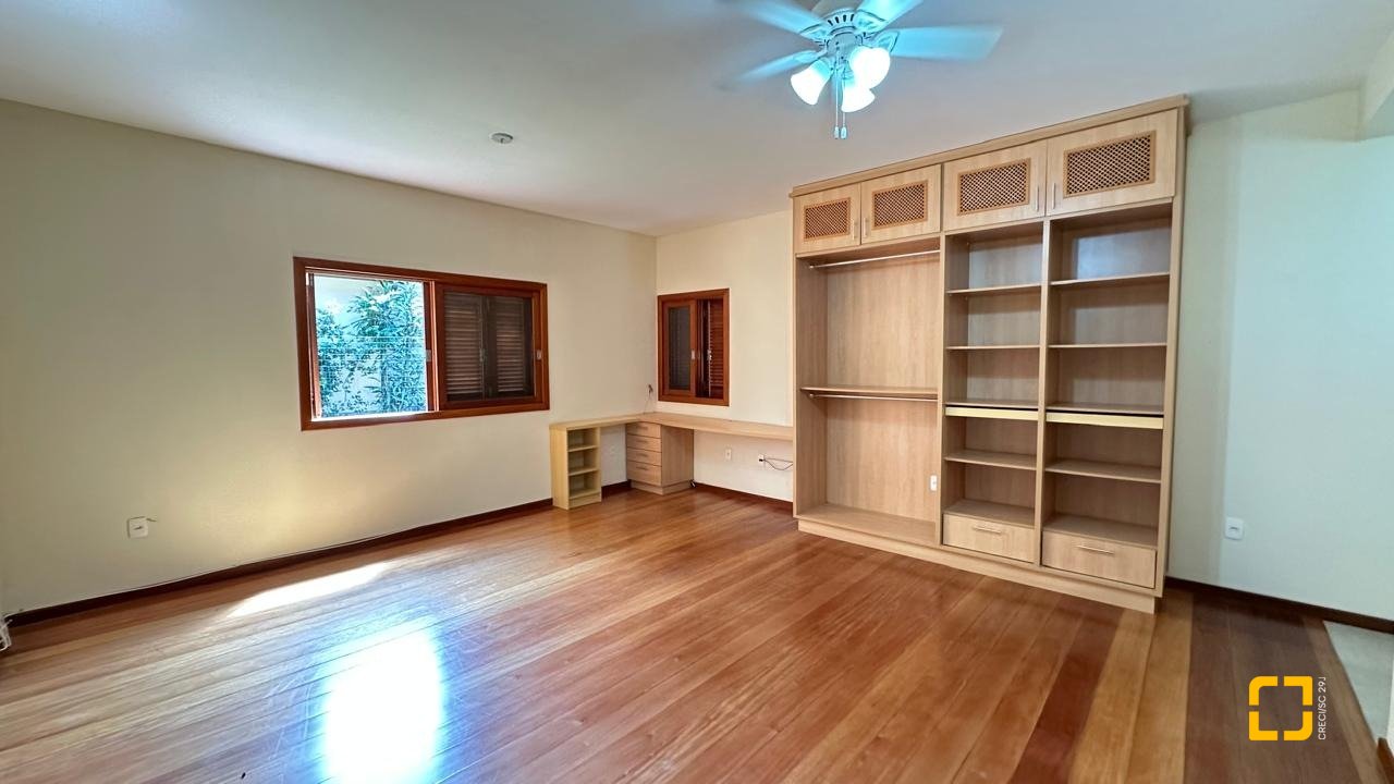 Casa com 340m², 10 quartos (sendo 5 suítes), 2 garagens, no bairro Rio Tavares em Florianópolis