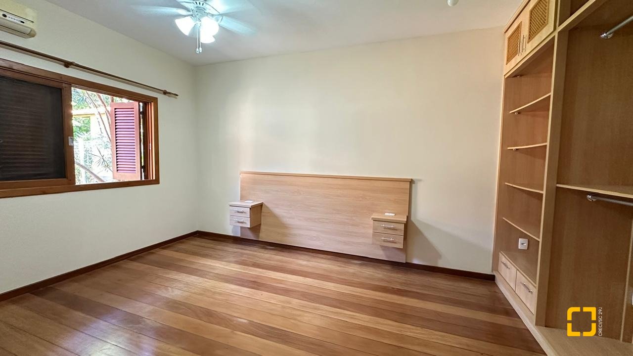 Casa com 340m², 10 quartos (sendo 5 suítes), 2 garagens, no bairro Rio Tavares em Florianópolis