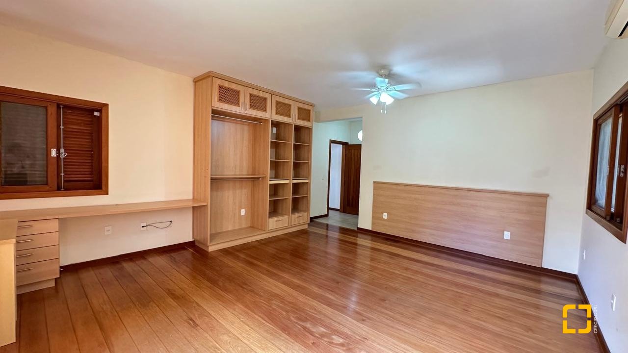 Casa com 340m², 10 quartos (sendo 5 suítes), 2 garagens, no bairro Rio Tavares em Florianópolis