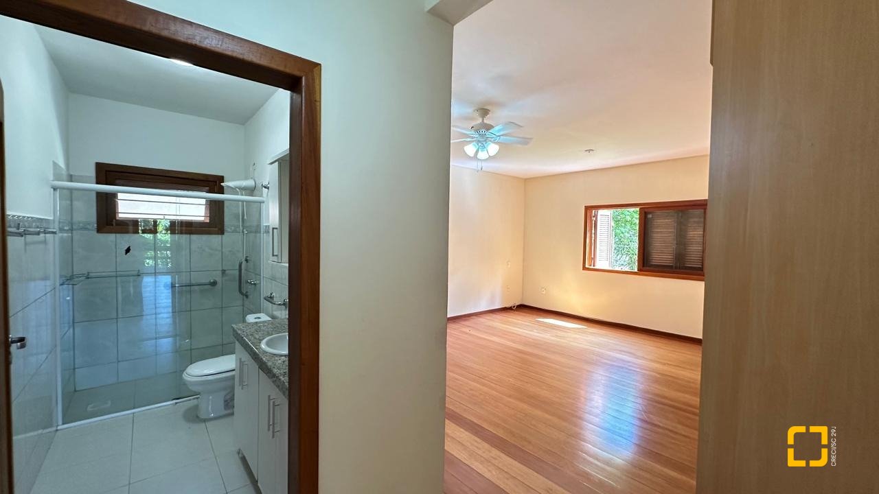 Casa com 340m², 10 quartos (sendo 5 suítes), 2 garagens, no bairro Rio Tavares em Florianópolis