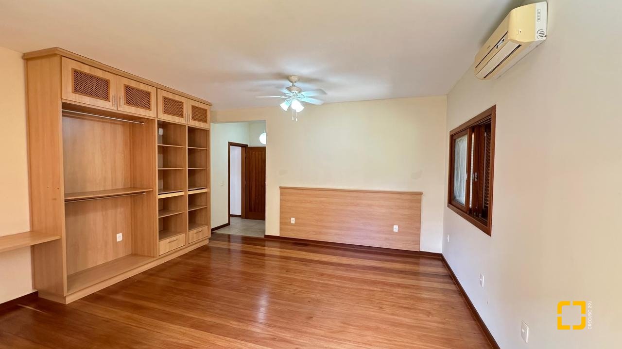 Casa com 340m², 10 quartos (sendo 5 suítes), 2 garagens, no bairro Rio Tavares em Florianópolis