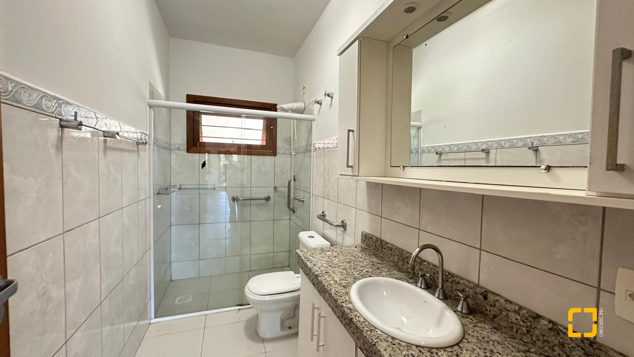 Casa com 340m², 10 quartos (sendo 5 suítes), 2 garagens, no bairro Rio Tavares em Florianópolis