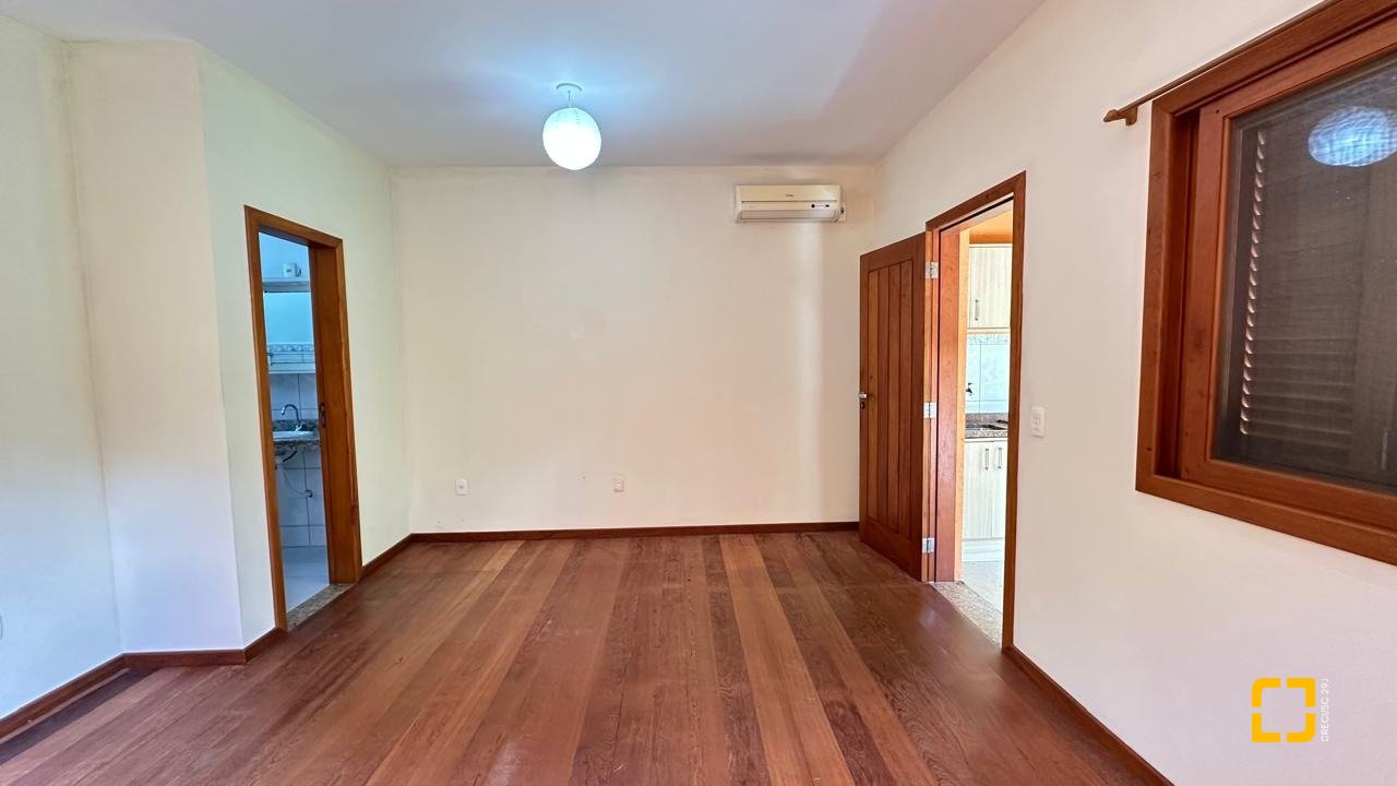Casa com 340m², 10 quartos (sendo 5 suítes), 2 garagens, no bairro Rio Tavares em Florianópolis