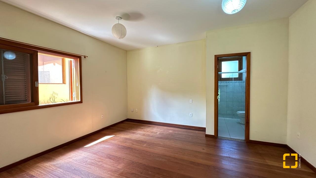 Casa com 340m², 10 quartos (sendo 5 suítes), 2 garagens, no bairro Rio Tavares em Florianópolis