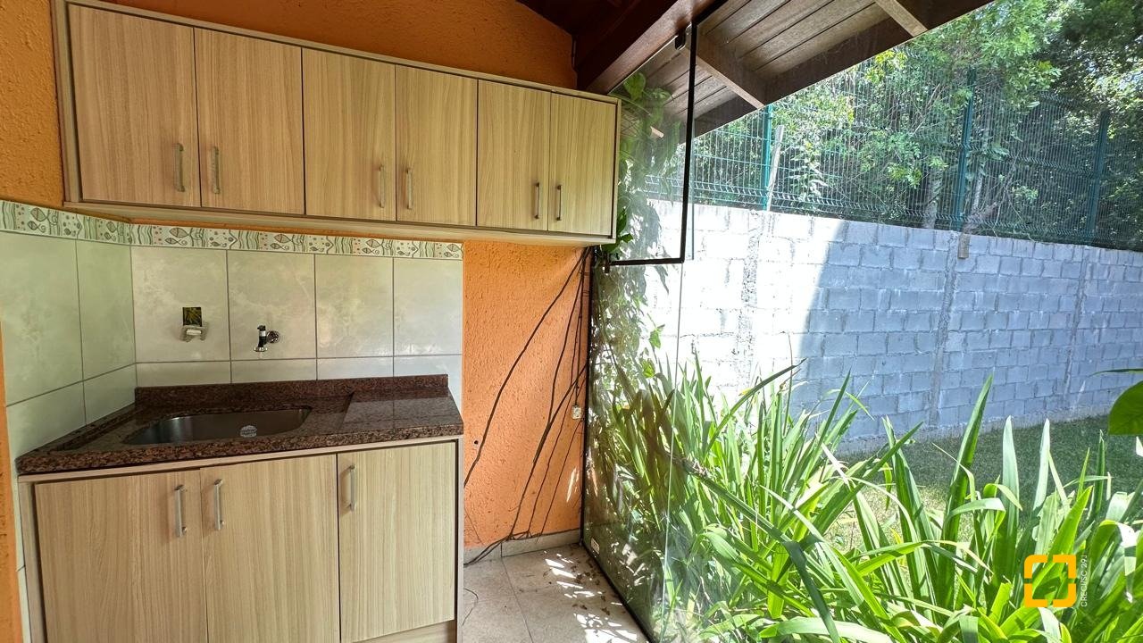 Casa com 340m², 10 quartos (sendo 5 suítes), 2 garagens, no bairro Rio Tavares em Florianópolis