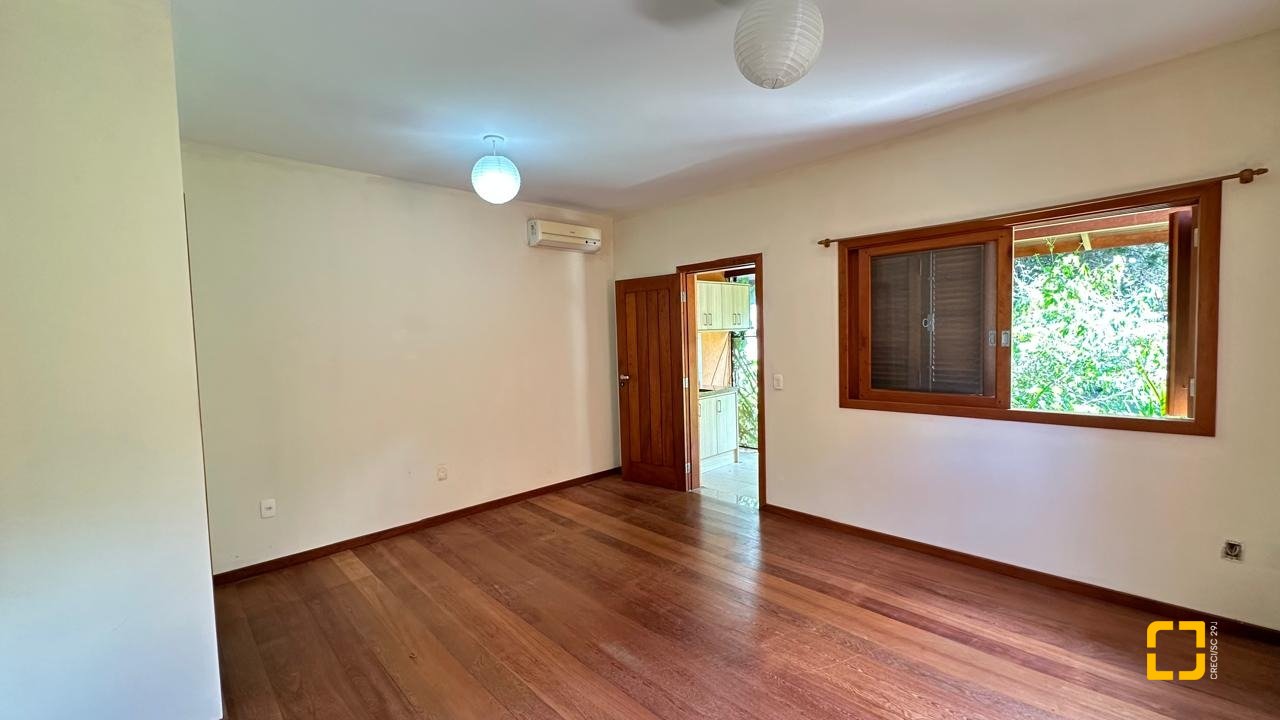 Casa com 340m², 10 quartos (sendo 5 suítes), 2 garagens, no bairro Rio Tavares em Florianópolis
