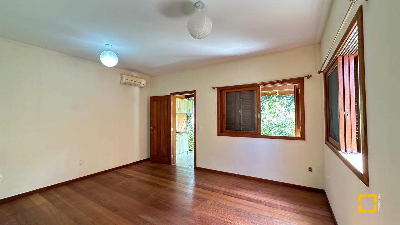 Casa com 340m², 10 quartos (sendo 5 suítes), 2 garagens, no bairro Rio Tavares em Florianópolis