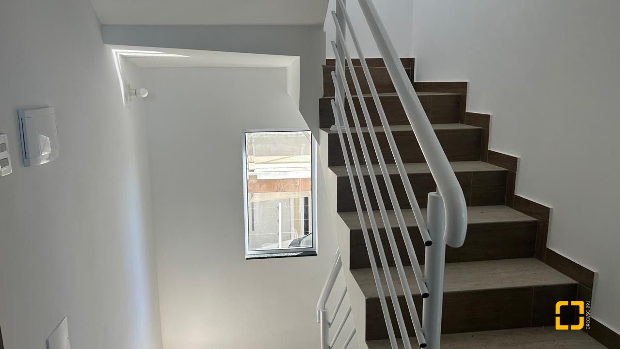 Casa com 180m², 6 quartos (sendo 3 suítes), 2 garagens, no bairro Ingleses em Florianópolis