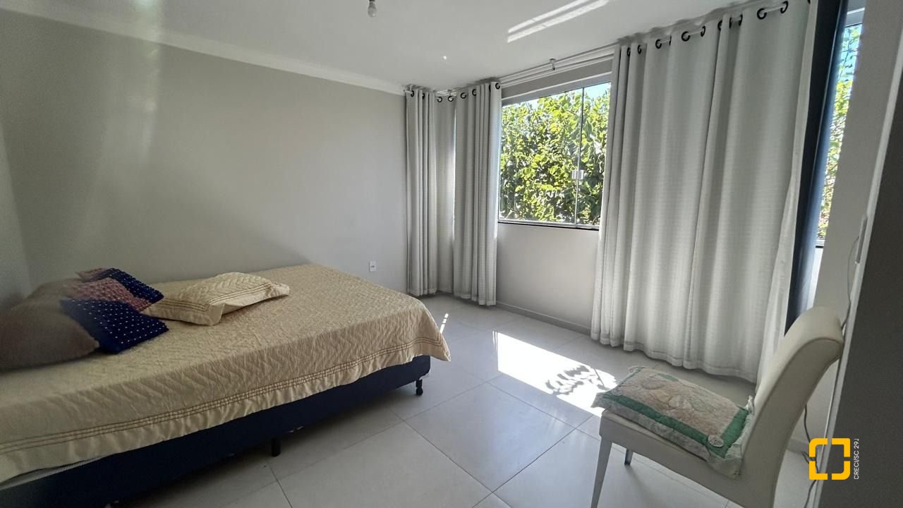 Casa com 180m², 6 quartos (sendo 3 suítes), 2 garagens, no bairro Ingleses em Florianópolis