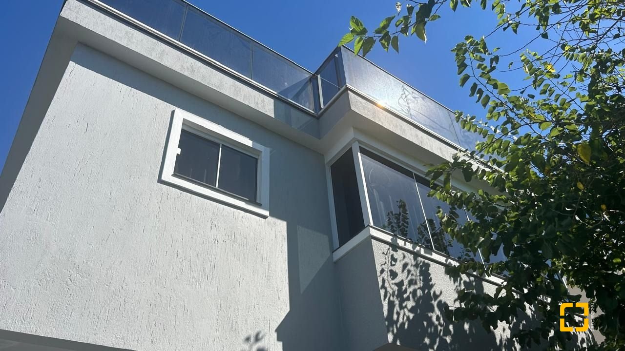 Casa com 180m², 6 quartos (sendo 3 suítes), 2 garagens, no bairro Ingleses em Florianópolis