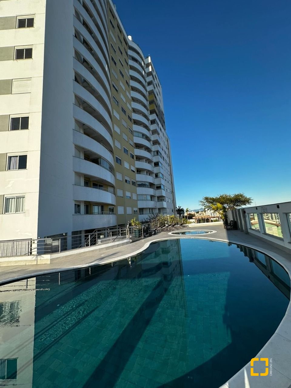 Apartamento com 85m², 4 quartos (sendo 1 suíte), 2 garagens, no bairro Capoeiras em Florianópolis
