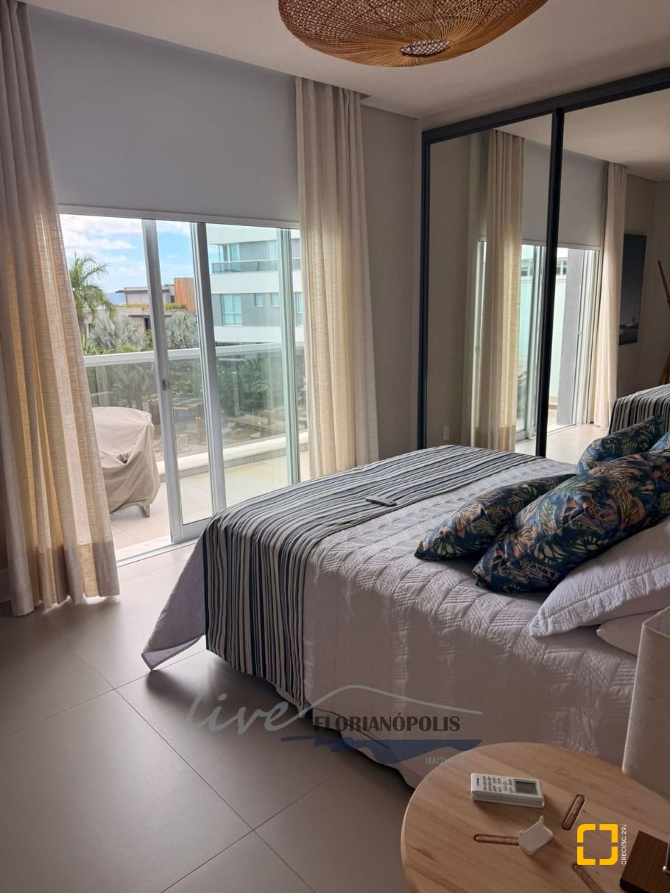 Apartamento com 194m², 3 quartos (sendo 3 suítes), 2 garagens, no bairro Jurerê Internacional em Florianópolis