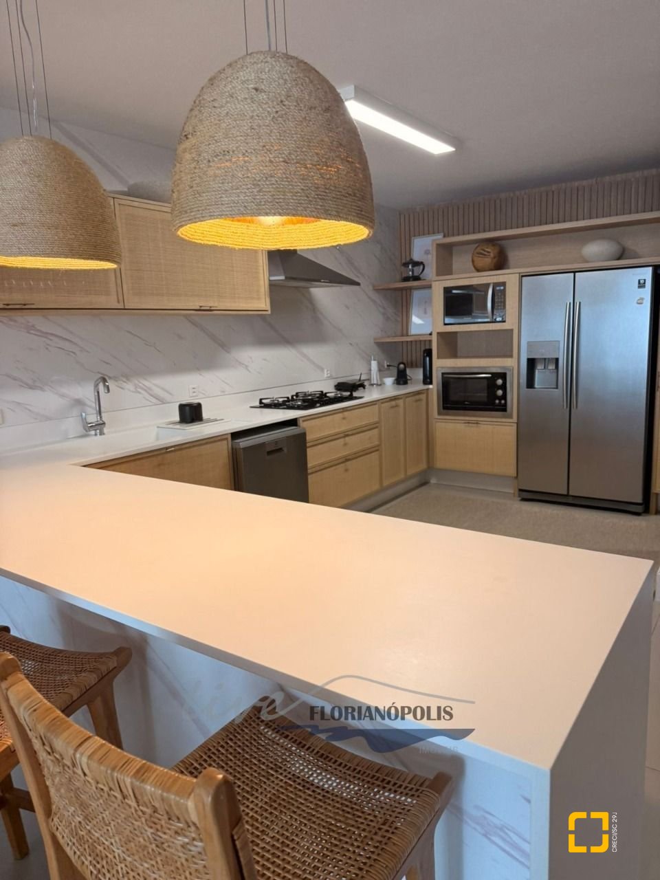 Apartamento com 194m², 3 quartos (sendo 3 suítes), 2 garagens, no bairro Jurerê Internacional em Florianópolis