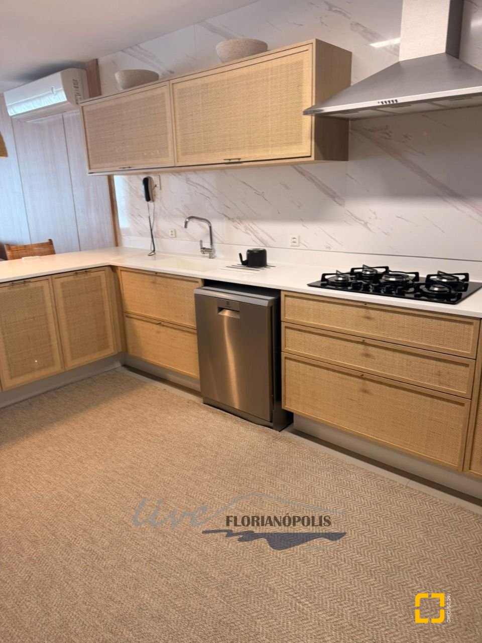 Apartamento com 194m², 3 quartos (sendo 3 suítes), 2 garagens, no bairro Jurerê Internacional em Florianópolis