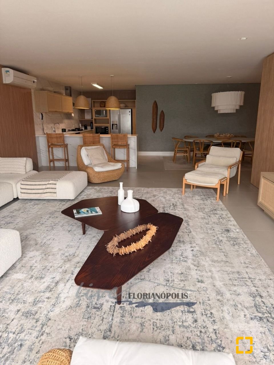 Apartamento com 194m², 3 quartos (sendo 3 suítes), 2 garagens, no bairro Jurerê Internacional em Florianópolis