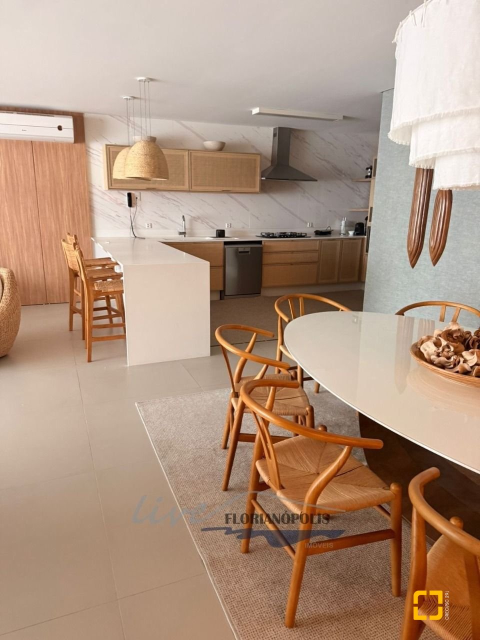 Apartamento com 194m², 3 quartos (sendo 3 suítes), 2 garagens, no bairro Jurerê Internacional em Florianópolis
