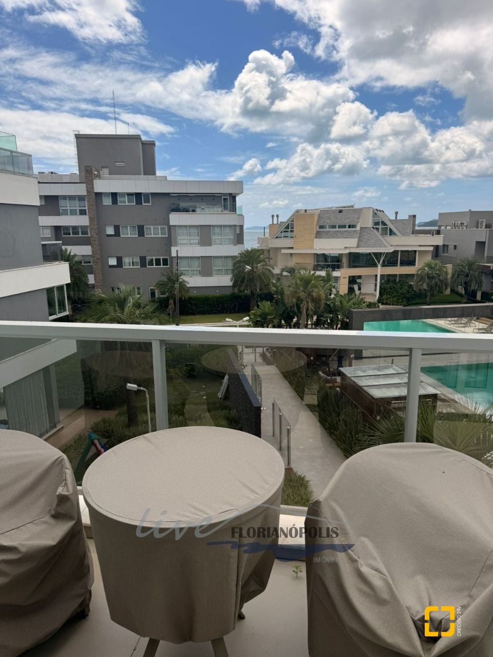 Apartamento com 194m², 3 quartos (sendo 3 suítes), 2 garagens, no bairro Jurerê Internacional em Florianópolis