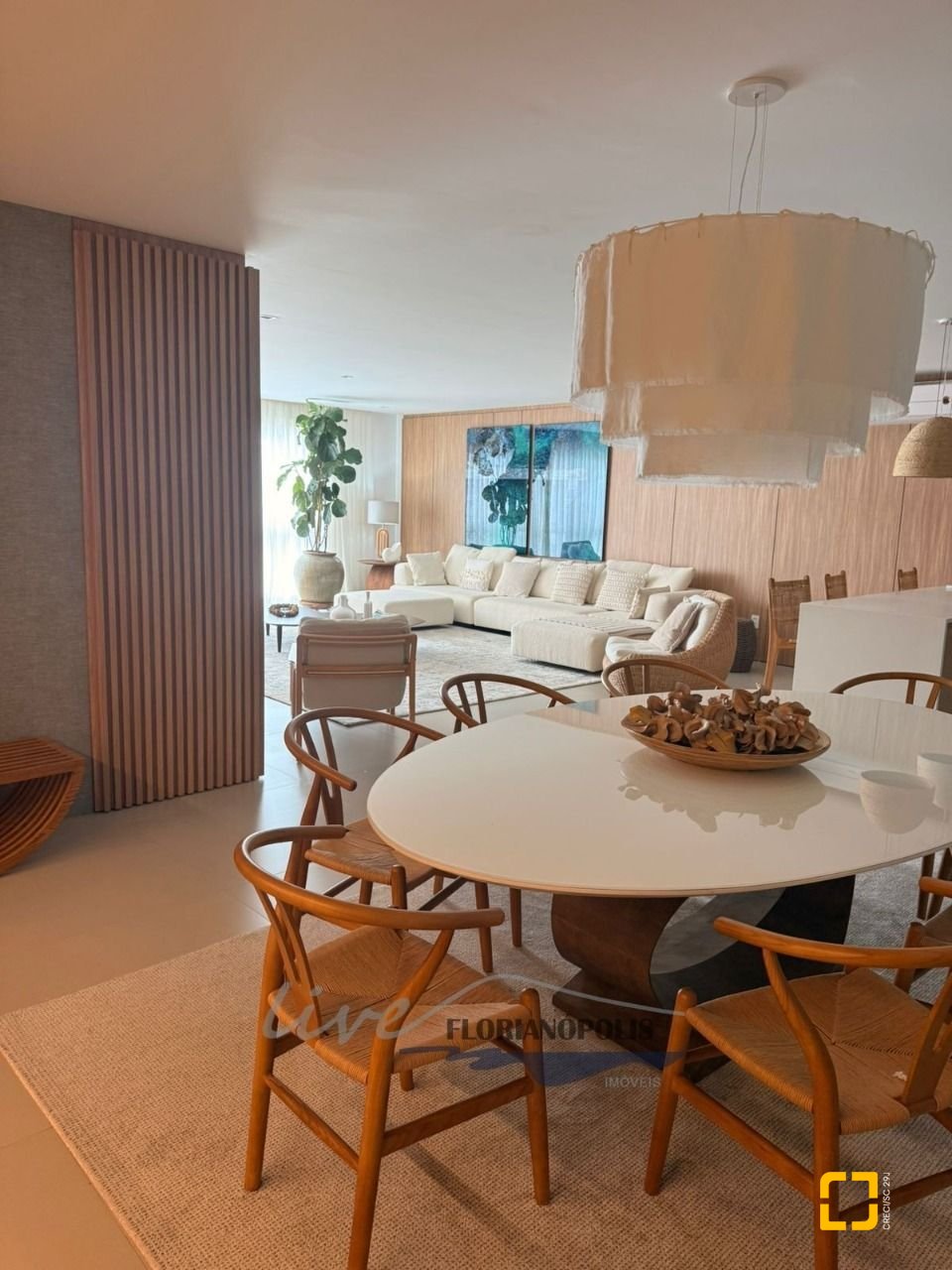 Apartamento com 194m², 3 quartos (sendo 3 suítes), 2 garagens, no bairro Jurerê Internacional em Florianópolis