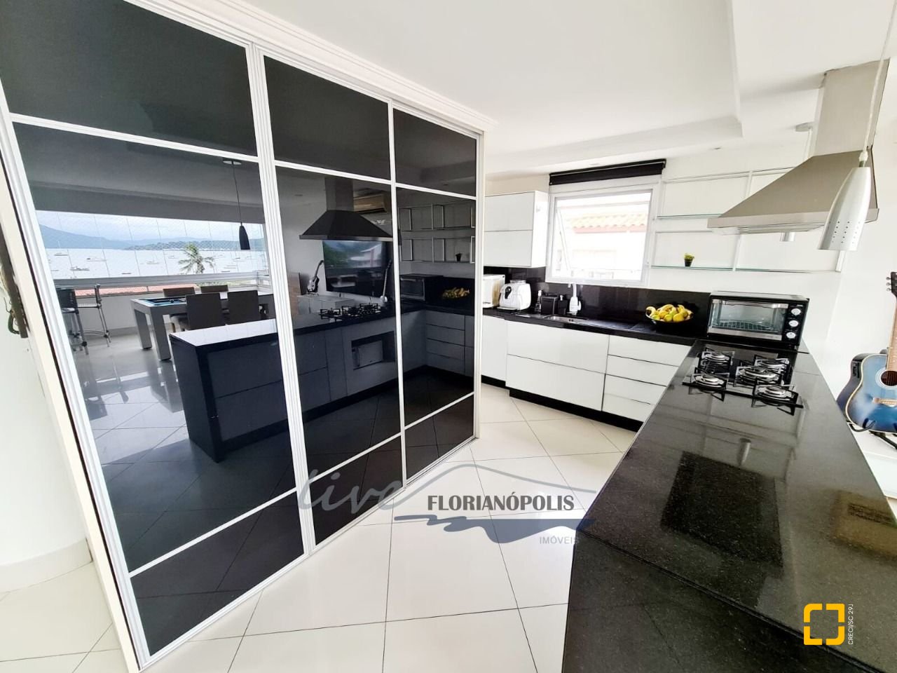 Apartamento com 100m², 4 quartos (sendo 1 suíte), 2 garagens, no bairro Jurerê em Florianópolis