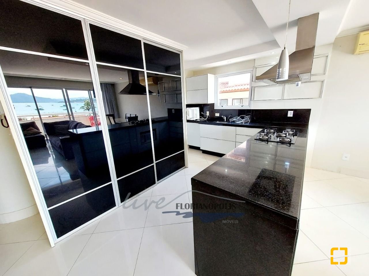 Apartamento com 100m², 4 quartos (sendo 1 suíte), 2 garagens, no bairro Jurerê em Florianópolis