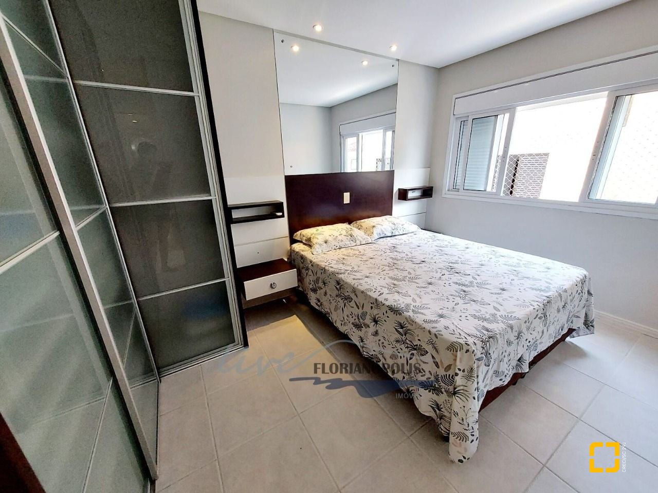 Apartamento com 100m², 4 quartos (sendo 1 suíte), 2 garagens, no bairro Jurerê em Florianópolis