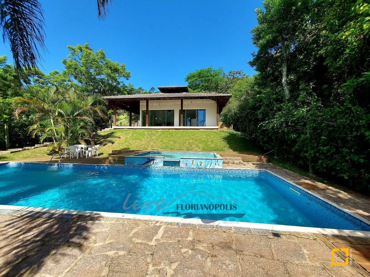 Apartamento com 100m², 4 quartos (sendo 1 suíte), 2 garagens, no bairro Jurerê em Florianópolis