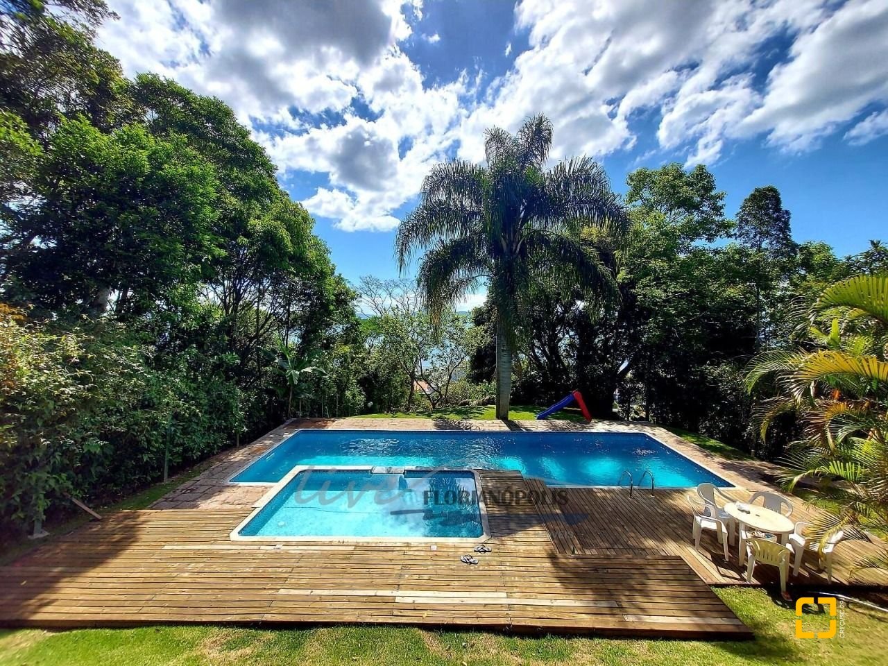 Apartamento com 100m², 4 quartos (sendo 1 suíte), 2 garagens, no bairro Jurerê em Florianópolis