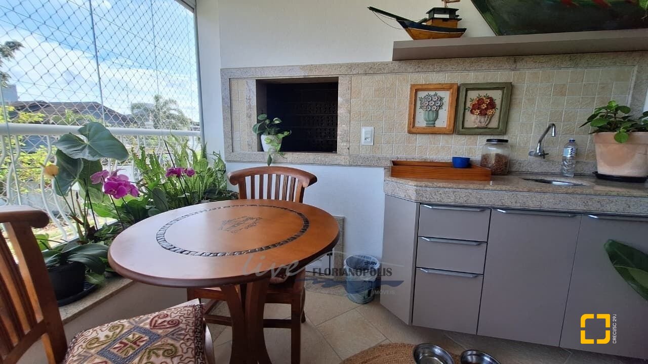 Apartamento com 105m², 3 quartos (sendo 1 suíte), 2 garagens, no bairro Jurerê Internacional em Florianópolis