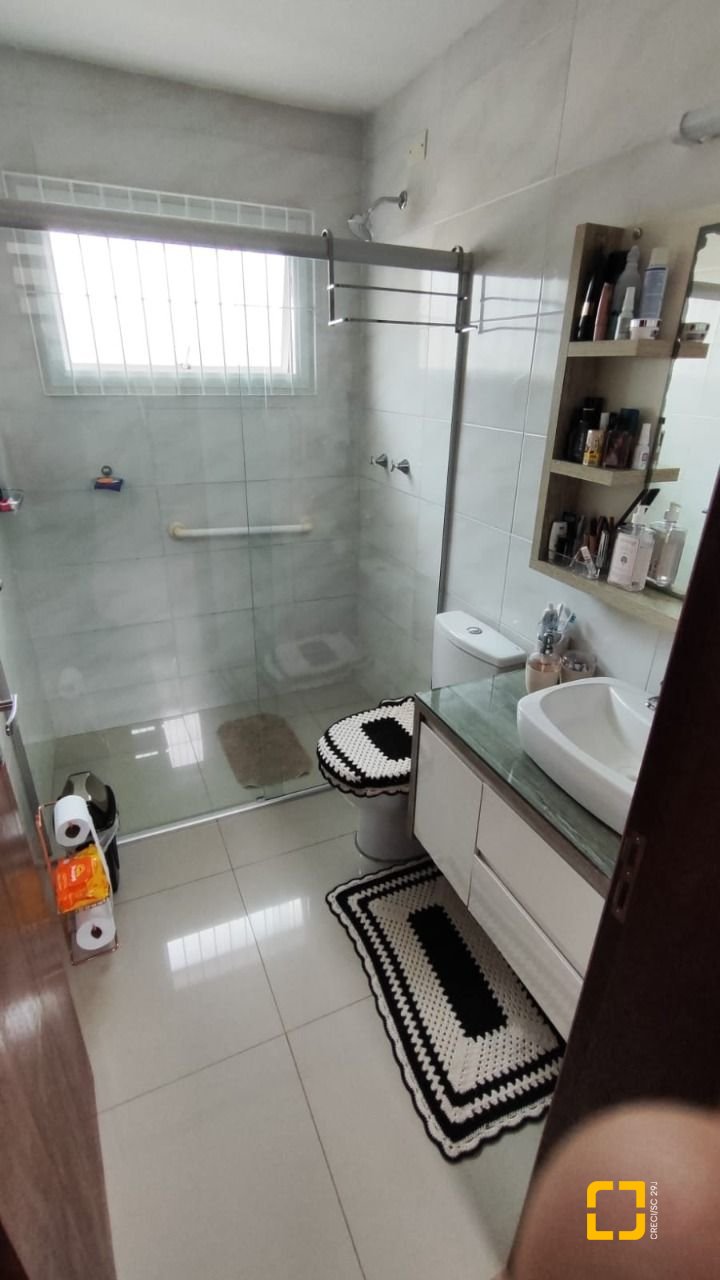 Casa com 105m², 4 quartos (sendo 1 suíte), 1 garagem, no bairro Campeche em Florianopolis
