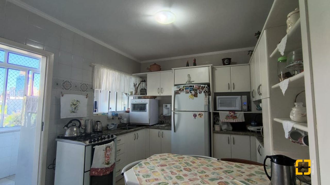 Apartamento com 133m², 4 quartos (sendo 1 suíte), 1 garagem, no bairro Balneário em Florianópolis