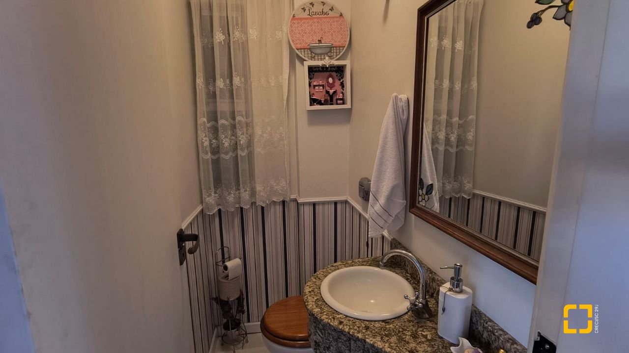 Apartamento com 133m², 4 quartos (sendo 1 suíte), 1 garagem, no bairro Balneário em Florianópolis