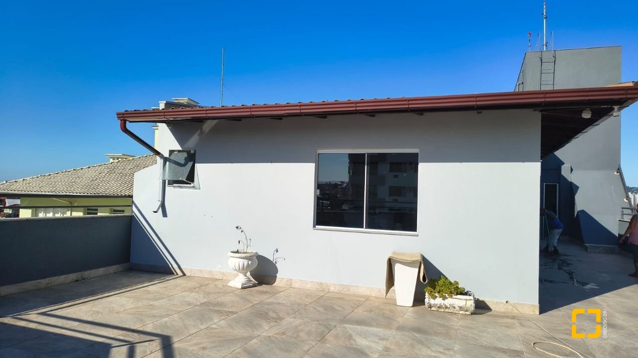 Apartamento com 133m², 4 quartos (sendo 1 suíte), 1 garagem, no bairro Balneário em Florianópolis