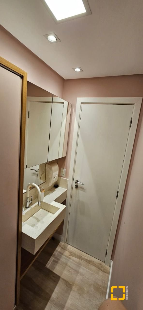 Sala com 27m², no bairro Trindade em Florianópolis