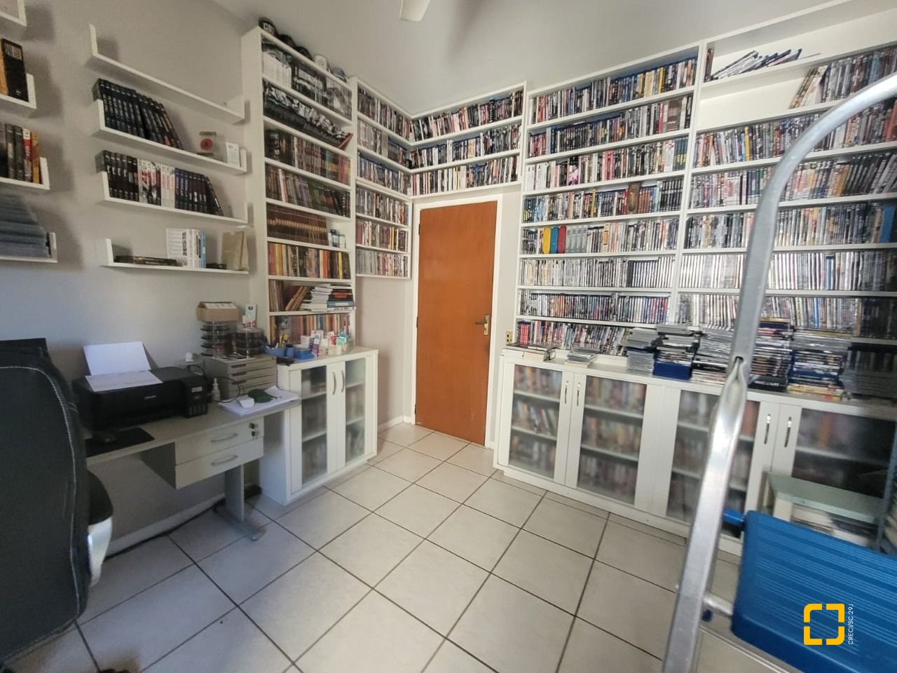 Casa com 310m², 5 quartos (sendo 2 suítes), 4 garagens, no bairro Coqueiros em Florianópolis
