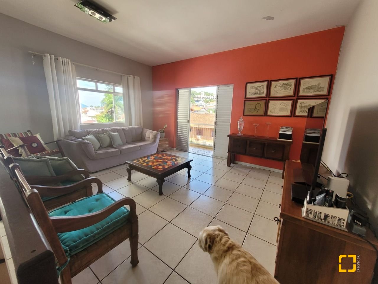 Casa com 310m², 5 quartos (sendo 2 suítes), 4 garagens, no bairro Coqueiros em Florianópolis