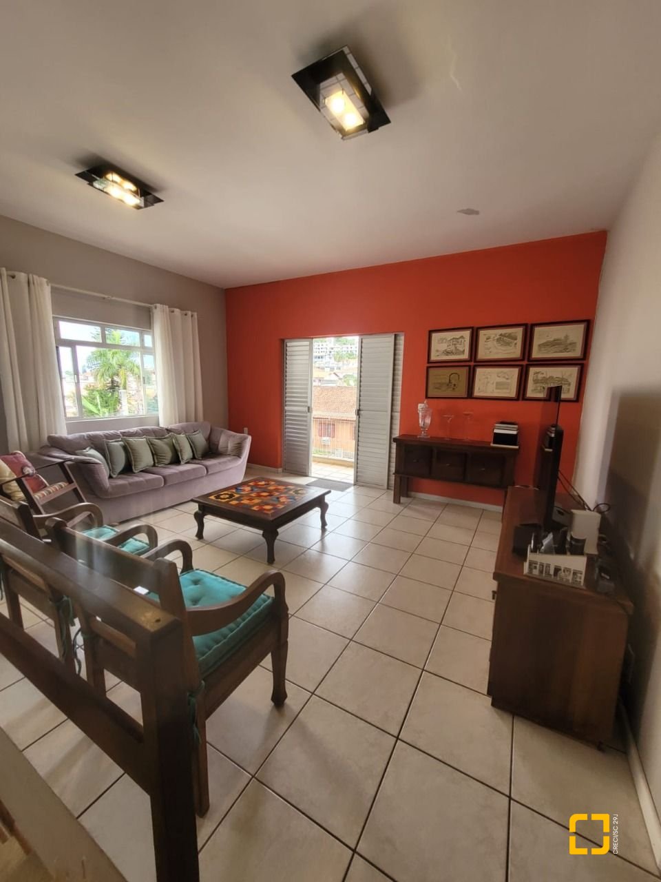 Casa com 310m², 5 quartos (sendo 2 suítes), 4 garagens, no bairro Coqueiros em Florianópolis