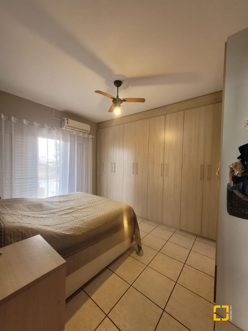 Casa com 310m², 5 quartos (sendo 2 suítes), 4 garagens, no bairro Coqueiros em Florianópolis