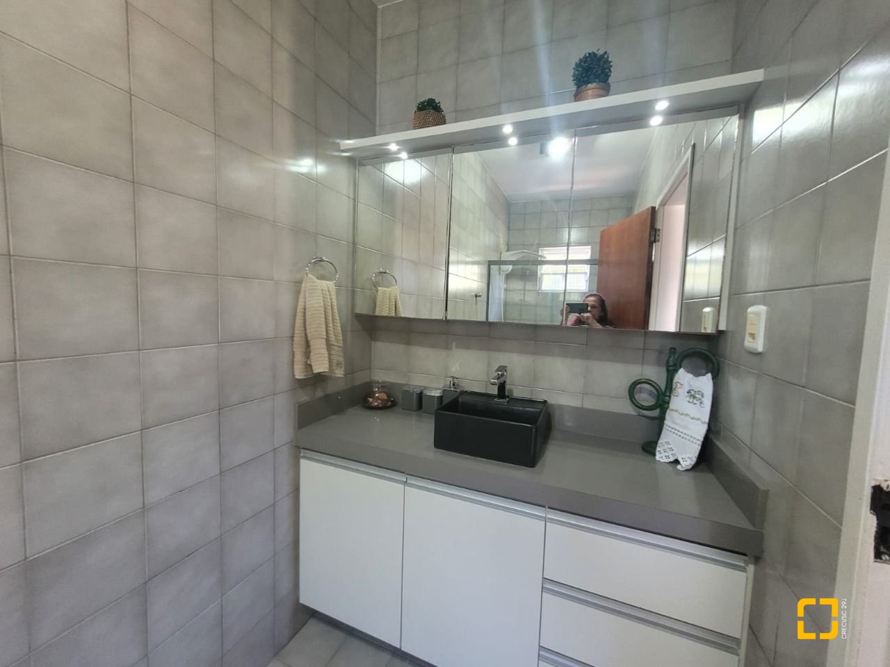 Casa com 310m², 5 quartos (sendo 2 suítes), 4 garagens, no bairro Coqueiros em Florianópolis