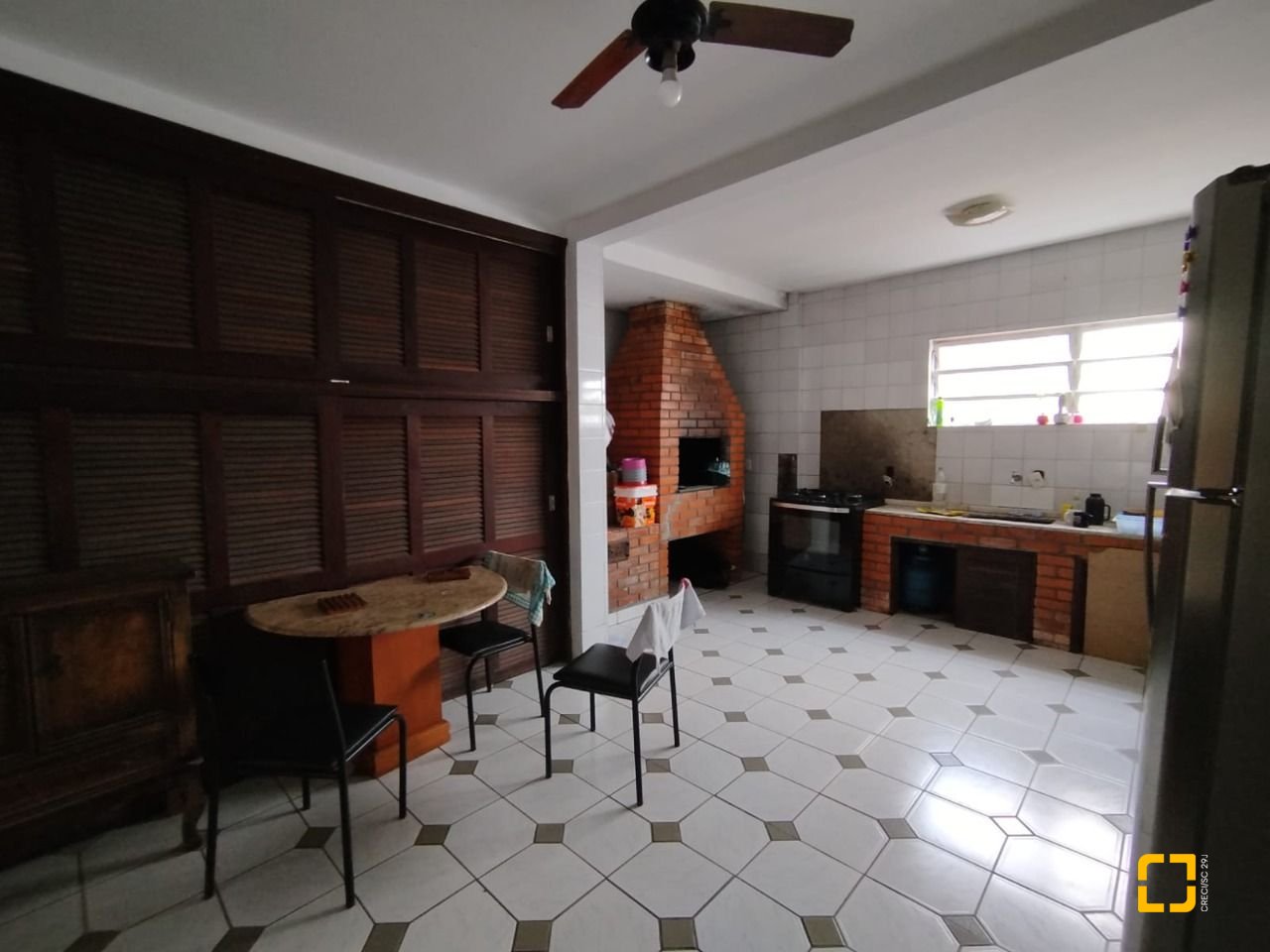 Casa com 310m², 5 quartos (sendo 2 suítes), 4 garagens, no bairro Coqueiros em Florianópolis