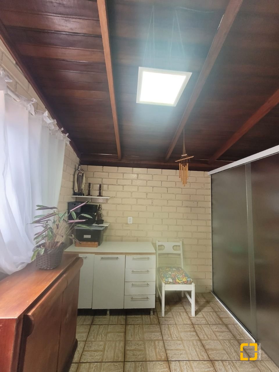 Casa com 310m², 5 quartos (sendo 2 suítes), 4 garagens, no bairro Coqueiros em Florianópolis