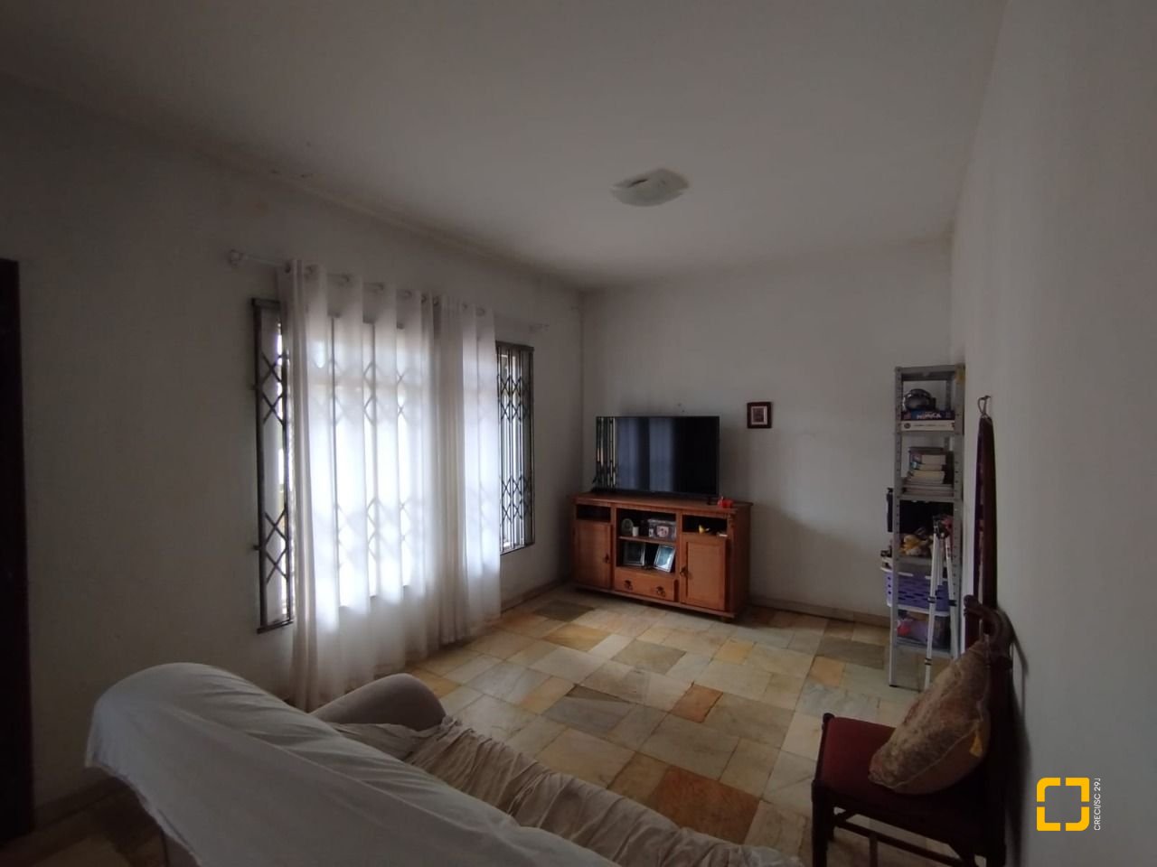 Casa com 310m², 5 quartos (sendo 2 suítes), 4 garagens, no bairro Coqueiros em Florianópolis
