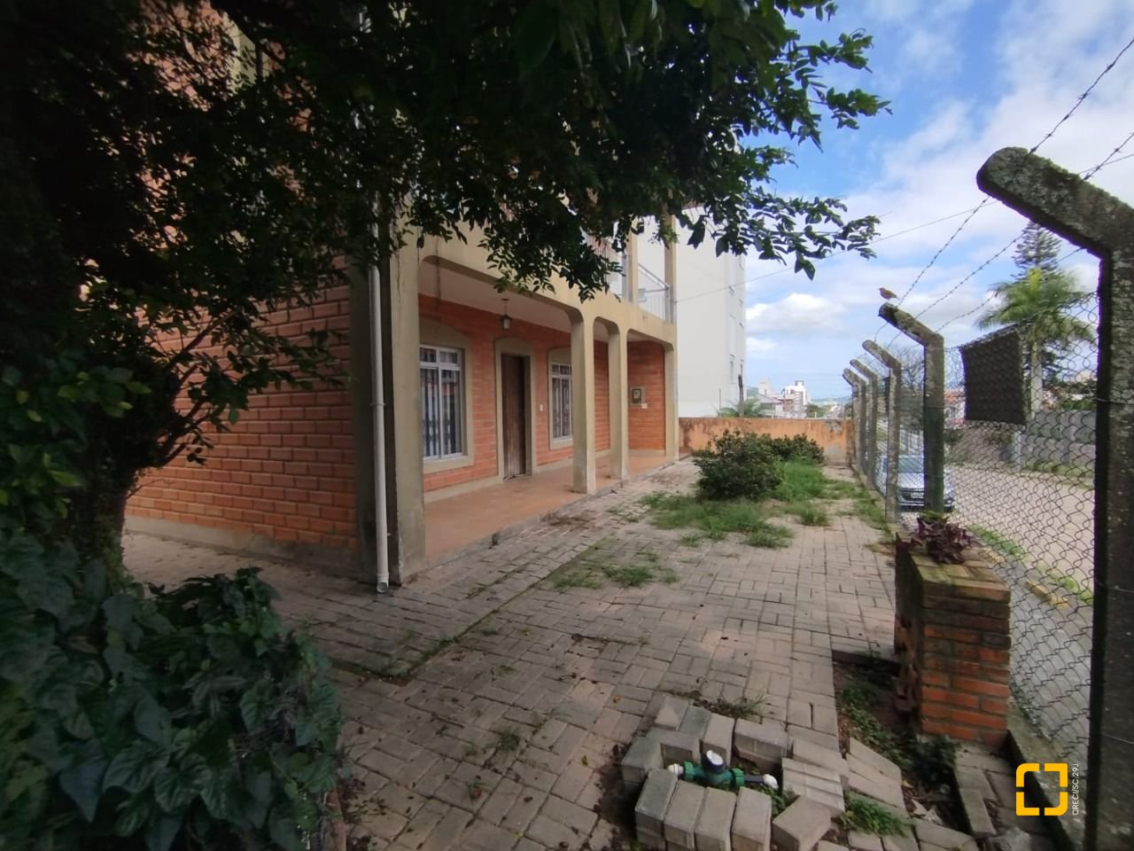 Casa com 310m², 5 quartos (sendo 2 suítes), 4 garagens, no bairro Coqueiros em Florianópolis