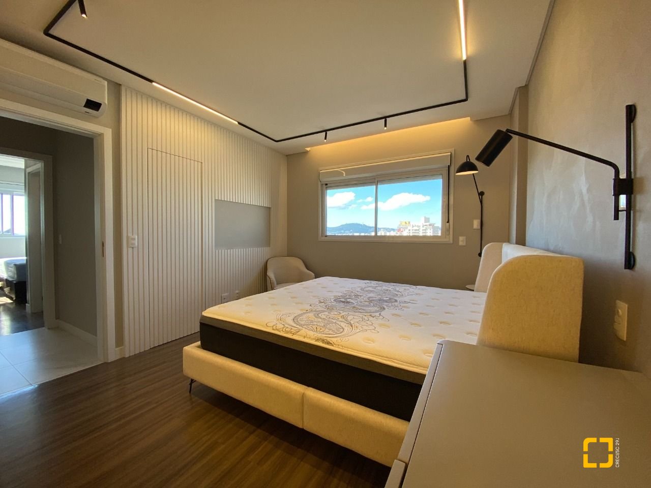 Apartamento com 111m², 5 quartos (sendo 2 suítes), 2 garagens, no bairro Estreito em Florianópolis