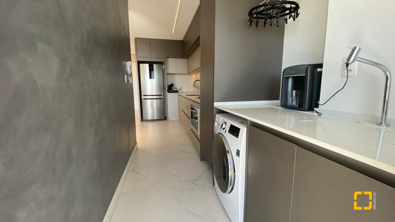 Apartamento com 111m², 5 quartos (sendo 2 suítes), 2 garagens, no bairro Estreito em Florianópolis