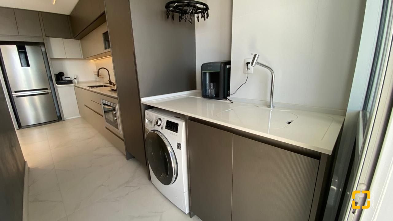 Apartamento com 111m², 5 quartos (sendo 2 suítes), 2 garagens, no bairro Estreito em Florianópolis