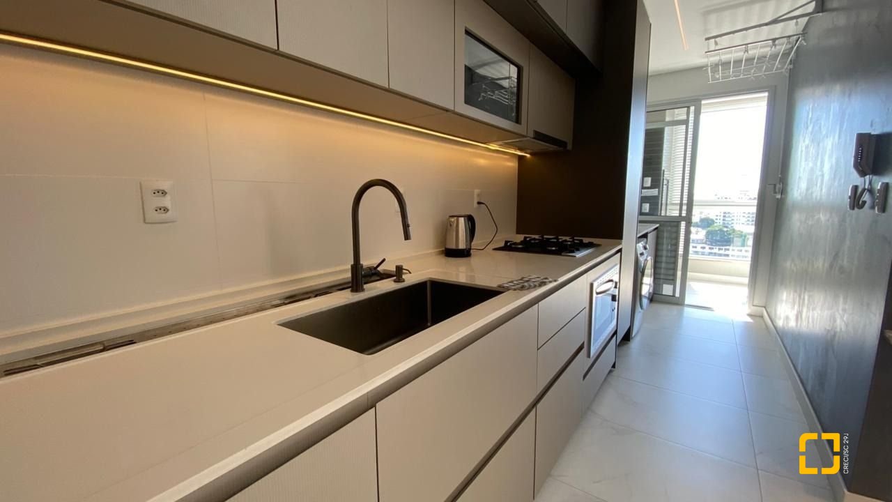 Apartamento com 111m², 5 quartos (sendo 2 suítes), 2 garagens, no bairro Estreito em Florianópolis