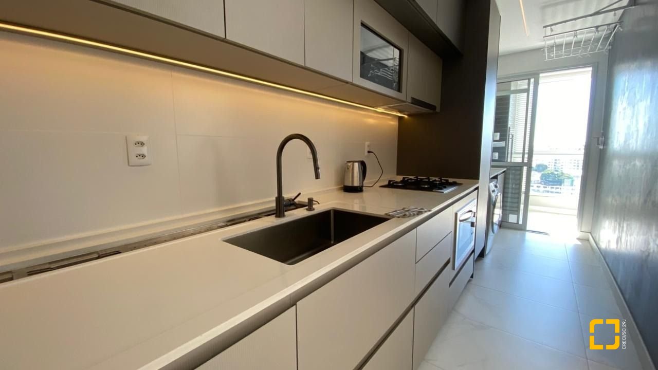 Apartamento com 111m², 5 quartos (sendo 2 suítes), 2 garagens, no bairro Estreito em Florianópolis